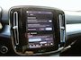 Volvo XC40 B4 Plus Dark | parkeersensoren voor & achter | Achteruitrijcamera | Trekhaak | Verwarmbare voorstoelen, stuurwiel en voorruit | Premium audio by Harman Kardon | Apple carplay/Android auto | All-season banden | Elektrisch verstelbare stoelen met geheugen.
