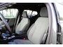 Volvo XC40 B4 Plus Dark | parkeersensoren voor & achter | Achteruitrijcamera | Trekhaak | Verwarmbare voorstoelen, stuurwiel en voorruit | Premium audio by Harman Kardon | Apple carplay/Android auto | All-season banden | Elektrisch verstelbare stoelen met geheugen.