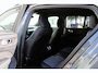Volvo XC40 B4 Plus Dark | parkeersensoren voor & achter | Achteruitrijcamera | Trekhaak | Verwarmbare voorstoelen, stuurwiel en voorruit | Premium audio by Harman Kardon | Apple carplay/Android auto | All-season banden | Elektrisch verstelbare stoelen met geheugen.