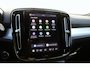 Volvo XC40 B4 Plus Dark | parkeersensoren voor & achter | Achteruitrijcamera | Trekhaak | Verwarmbare voorstoelen, stuurwiel en voorruit | Premium audio by Harman Kardon | Apple carplay/Android auto | All-season banden | Elektrisch verstelbare stoelen met geheugen.
