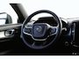 Volvo XC40 B4 Plus Dark | parkeersensoren voor & achter | Achteruitrijcamera | Trekhaak | Verwarmbare voorstoelen, stuurwiel en voorruit | Premium audio by Harman Kardon | Apple carplay/Android auto | All-season banden | Elektrisch verstelbare stoelen met geheugen.