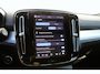 Volvo XC40 B4 Plus Dark | parkeersensoren voor & achter | Achteruitrijcamera | Trekhaak | Verwarmbare voorstoelen, stuurwiel en voorruit | Premium audio by Harman Kardon | Apple carplay/Android auto | All-season banden | Elektrisch verstelbare stoelen met geheugen.