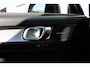 Volvo XC40 B4 Plus Dark | parkeersensoren voor & achter | Achteruitrijcamera | Trekhaak | Verwarmbare voorstoelen, stuurwiel en voorruit | Premium audio by Harman Kardon | Apple carplay/Android auto | All-season banden | Elektrisch verstelbare stoelen met geheugen.