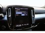 Volvo XC40 B4 Plus Dark | parkeersensoren voor & achter | Achteruitrijcamera | Trekhaak | Verwarmbare voorstoelen, stuurwiel en voorruit | Premium audio by Harman Kardon | Apple carplay/Android auto | All-season banden | Elektrisch verstelbare stoelen met geheugen.