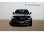 Volvo XC40 B4 Plus Dark | parkeersensoren voor & achter | Achteruitrijcamera | Trekhaak | Verwarmbare voorstoelen, stuurwiel en voorruit | Premium audio by Harman Kardon | Apple carplay/Android auto | All-season banden | Elektrisch verstelbare stoelen met geheugen.