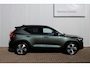 Volvo XC40 B4 Plus Dark | parkeersensoren voor & achter | Achteruitrijcamera | Trekhaak | Verwarmbare voorstoelen, stuurwiel en voorruit | Premium audio by Harman Kardon | Apple carplay/Android auto | All-season banden | Elektrisch verstelbare stoelen met geheugen.