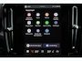 Volvo XC40 B4 Plus Dark - IntelliSafe Assist & Surround - Harman/Kardon audio - Parkeercamera achter - Verwarmde voorstoelen & stuur - Parkeersensoren voor & achter - Elektr. bedienb. voorstoelen met geheugen links - Draadloze tel. lader - Extra getint glas - Inklapbare trekhaak - 19' LMV