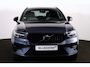 Volvo XC40 B4 Plus Dark - IntelliSafe Assist & Surround - Harman/Kardon audio - Parkeercamera achter - Verwarmde voorstoelen & stuur - Parkeersensoren voor & achter - Elektr. bedienb. voorstoelen met geheugen links - Draadloze tel. lader - Extra getint glas - Inklapbare trekhaak - 19' LMV