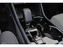 Volvo XC40 B4 Plus Dark - IntelliSafe Assist & Surround - Harman/Kardon audio - Parkeercamera achter - Verwarmde voorstoelen & stuur - Parkeersensoren voor & achter - Elektr. bedienb. voorstoelen met geheugen links - Draadloze tel. lader - Extra getint glas - Inklapbare trekhaak - 19' LMV