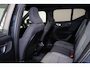 Volvo XC40 B4 Plus Dark - IntelliSafe Assist & Surround - Harman/Kardon audio - Parkeercamera achter - Verwarmde voorstoelen & stuur - Parkeersensoren voor & achter - Elektr. bedienb. voorstoelen met geheugen links - Draadloze tel. lader - Extra getint glas - Inklapbare trekhaak - 19' LMV