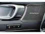 Volvo XC40 B4 Plus Dark - IntelliSafe Assist & Surround - Harman/Kardon audio - Parkeercamera achter - Verwarmde voorstoelen & stuur - Parkeersensoren voor & achter - Elektr. bedienb. voorstoelen met geheugen links - Draadloze tel. lader - Extra getint glas - Inklapbare trekhaak - 19' LMV