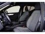 Volvo XC40 B4 Plus Dark - IntelliSafe Assist & Surround - Harman/Kardon audio - Parkeercamera achter - Verwarmde voorstoelen & stuur - Parkeersensoren voor & achter - Elektr. bedienb. voorstoelen met geheugen links - Draadloze tel. lader - Extra getint glas - Inklapbare trekhaak - 19' LMV