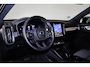 Volvo XC40 B4 Plus Dark - IntelliSafe Assist & Surround - Harman/Kardon audio - Parkeercamera achter - Verwarmde voorstoelen & stuur - Parkeersensoren voor & achter - Elektr. bedienb. voorstoelen met geheugen links - Draadloze tel. lader - Extra getint glas - Inklapbare trekhaak - 19' LMV