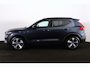 Volvo XC40 B4 Plus Dark - IntelliSafe Assist & Surround - Harman/Kardon audio - Parkeercamera achter - Verwarmde voorstoelen & stuur - Parkeersensoren voor & achter - Elektr. bedienb. voorstoelen met geheugen links - Draadloze tel. lader - Extra getint glas - Inklapbare trekhaak - 19' LMV