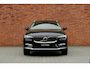 Volvo XC60 2.0 T6 Plug-in hybrid AWD Ultimate Bright | Panoramisch schuif-/ kanteldak | Harman Kardon | 360 graden camera | Trekhaak, inklapbaar | Stoel-/ stuurwielverwarming | Extra getint glas | Elektrisch verstelbare voorstoelen met geheugenfunctie | 21 inch. lichtmetalen velgen | Pilot assist | Keyless entry | BLIS | Apple carplay/ Android auto