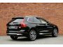 Volvo XC60 2.0 T6 Plug-in hybrid AWD Ultimate Bright | Panoramisch schuif-/ kanteldak | Harman Kardon | 360 graden camera | Trekhaak, inklapbaar | Stoel-/ stuurwielverwarming | Extra getint glas | Elektrisch verstelbare voorstoelen met geheugenfunctie | 21 inch. lichtmetalen velgen | Pilot assist | Keyless entry | BLIS | Apple carplay/ Android auto
