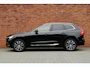 Volvo XC60 2.0 T6 Plug-in hybrid AWD Ultimate Bright | Panoramisch schuif-/ kanteldak | Harman Kardon | 360 graden camera | Trekhaak, inklapbaar | Stoel-/ stuurwielverwarming | Extra getint glas | Elektrisch verstelbare voorstoelen met geheugenfunctie | 21 inch. lichtmetalen velgen | Pilot assist | Keyless entry | BLIS | Apple carplay/ Android auto