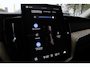 Volvo XC60 T6 Plug-in hybrid AWD Ultra Dark | Luchtvering | Panoramadak | Trekhaak | Verwarmbare voorstoelen, achterbank en stuurwiel | Head-up display | Premium audio by Harman Kardon | 360 graden camera |