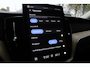 Volvo XC60 T6 Plug-in hybrid AWD Ultra Dark | Luchtvering | Panoramadak | Trekhaak | Verwarmbare voorstoelen, achterbank en stuurwiel | Head-up display | Premium audio by Harman Kardon | 360 graden camera |