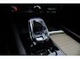 Volvo XC60 T6 Plug-in hybrid AWD Ultra Dark | Luchtvering | Panoramadak | Trekhaak | Verwarmbare voorstoelen, achterbank en stuurwiel | Head-up display | Premium audio by Harman Kardon | 360 graden camera |