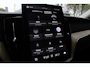 Volvo XC60 T6 Plug-in hybrid AWD Ultra Dark | Luchtvering | Panoramadak | Trekhaak | Verwarmbare voorstoelen, achterbank en stuurwiel | Head-up display | Premium audio by Harman Kardon | 360 graden camera |