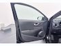 Hyundai Kona 1.6 GDI HEV Comfort Smart Slim in gebruik, stijlvol in het zwart