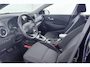 Hyundai Kona 1.6 GDI HEV Comfort Smart Slim in gebruik, stijlvol in het zwart