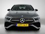 Mercedes-Benz A-klasse 250 e AMG Nightpakket | Panoramadak | Trekhaak | Alarm | Sfeerverlichting | Keyless Go | Stuur en Stoelverwarming | CarPlay | Inclusief 24 maanden Mercedes-Benz Certified garantie voor Europa.
