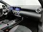 Mercedes-Benz A-klasse 250 e AMG Nightpakket | Panoramadak | Trekhaak | Alarm | Sfeerverlichting | Keyless Go | Stuur en Stoelverwarming | CarPlay | Inclusief 24 maanden Mercedes-Benz Certified garantie voor Europa.