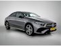 Mercedes-Benz A-klasse 250 e AMG Nightpakket | Panoramadak | Trekhaak | Alarm | Sfeerverlichting | Keyless Go | Stuur en Stoelverwarming | CarPlay | Inclusief 24 maanden Mercedes-Benz Certified garantie voor Europa.