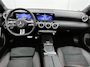 Mercedes-Benz A-klasse 250 e AMG Nightpakket | Panoramadak | Trekhaak | Alarm | Sfeerverlichting | Keyless Go | Stuur en Stoelverwarming | CarPlay | Inclusief 24 maanden Mercedes-Benz Certified garantie voor Europa.