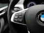 BMW X1 xDrive25e Advantage PHEV 221pk Dealer O.H | SOH 87,9% | Trekhaak Afn. | Adaptive Cruise | Head Up | Camera | Sportstoelen Memory & Verwarmd | Stuur Verwarmd | Sfeerverlichting | Navigatie | DAB | 17"L.M | Plug In Hybrid |