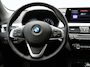 BMW X1 xDrive25e Advantage PHEV 221pk Dealer O.H | SOH 87,9% | Trekhaak Afn. | Adaptive Cruise | Head Up | Camera | Sportstoelen Memory & Verwarmd | Stuur Verwarmd | Sfeerverlichting | Navigatie | DAB | 17"L.M | Plug In Hybrid |
