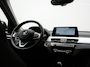 BMW X1 xDrive25e Advantage PHEV 221pk Dealer O.H | SOH 87,9% | Trekhaak Afn. | Adaptive Cruise | Head Up | Camera | Sportstoelen Memory & Verwarmd | Stuur Verwarmd | Sfeerverlichting | Navigatie | DAB | 17"L.M | Plug In Hybrid |