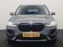 BMW X1 xDrive25e Advantage PHEV 221pk Dealer O.H | SOH 87,9% | Trekhaak Afn. | Adaptive Cruise | Head Up | Camera | Sportstoelen Memory & Verwarmd | Stuur Verwarmd | Sfeerverlichting | Navigatie | DAB | 17"L.M | Plug In Hybrid |