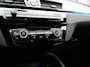 BMW X1 xDrive25e Advantage PHEV 221pk Dealer O.H | SOH 87,9% | Trekhaak Afn. | Adaptive Cruise | Head Up | Camera | Sportstoelen Memory & Verwarmd | Stuur Verwarmd | Sfeerverlichting | Navigatie | DAB | 17"L.M | Plug In Hybrid |