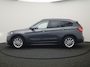 BMW X1 xDrive25e Advantage PHEV 221pk Dealer O.H | SOH 87,9% | Trekhaak Afn. | Adaptive Cruise | Head Up | Camera | Sportstoelen Memory & Verwarmd | Stuur Verwarmd | Sfeerverlichting | Navigatie | DAB | 17"L.M | Plug In Hybrid |