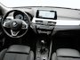 BMW X1 xDrive25e Advantage PHEV 221pk Dealer O.H | SOH 87,9% | Trekhaak Afn. | Adaptive Cruise | Head Up | Camera | Sportstoelen Memory & Verwarmd | Stuur Verwarmd | Sfeerverlichting | Navigatie | DAB | 17"L.M | Plug In Hybrid |