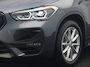 BMW X1 xDrive25e Advantage PHEV 221pk Dealer O.H | SOH 87,9% | Trekhaak Afn. | Adaptive Cruise | Head Up | Camera | Sportstoelen Memory & Verwarmd | Stuur Verwarmd | Sfeerverlichting | Navigatie | DAB | 17"L.M | Plug In Hybrid |