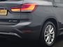 BMW X1 xDrive25e Advantage PHEV 221pk Dealer O.H | SOH 87,9% | Trekhaak Afn. | Adaptive Cruise | Head Up | Camera | Sportstoelen Memory & Verwarmd | Stuur Verwarmd | Sfeerverlichting | Navigatie | DAB | 17"L.M | Plug In Hybrid |