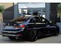 BMW 3-Serie 320i High Executive | 184 PK | Leder | Navigatie | Cruise control | Parkeersensoren | BMW 3-serie 320i High Executive met 2.0-liter viercilinder benzinemotor van 184 PK, luxe lederen bekleding en navigatiesysteem, voorzien van cruisecontrol, parkeersensoren en diverse comfort-
