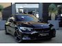 BMW 3-Serie 320i High Executive | 184 PK | Leder | Navigatie | Cruise control | Parkeersensoren | BMW 3-serie 320i High Executive met 2.0-liter viercilinder benzinemotor van 184 PK, luxe lederen bekleding en navigatiesysteem, voorzien van cruisecontrol, parkeersensoren en diverse comfort-