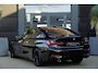 BMW 3-Serie 320i High Executive | 184 PK | Leder | Navigatie | Cruise control | Parkeersensoren | BMW 3-serie 320i High Executive met 2.0-liter viercilinder benzinemotor van 184 PK, luxe lederen bekleding en navigatiesysteem, voorzien van cruisecontrol, parkeersensoren en diverse comfort-