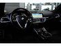BMW 3-Serie 320i High Executive | 184 PK | Leder | Navigatie | Cruise control | Parkeersensoren | BMW 3-serie 320i High Executive met 2.0-liter viercilinder benzinemotor van 184 PK, luxe lederen bekleding en navigatiesysteem, voorzien van cruisecontrol, parkeersensoren en diverse comfort-