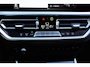 BMW 3-Serie 320i High Executive | 184 PK | Leder | Navigatie | Cruise control | Parkeersensoren | BMW 3-serie 320i High Executive met 2.0-liter viercilinder benzinemotor van 184 PK, luxe lederen bekleding en navigatiesysteem, voorzien van cruisecontrol, parkeersensoren en diverse comfort-