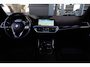 BMW 3-Serie 320i High Executive | 184 PK | Leder | Navigatie | Cruise control | Parkeersensoren | BMW 3-serie 320i High Executive met 2.0-liter viercilinder benzinemotor van 184 PK, luxe lederen bekleding en navigatiesysteem, voorzien van cruisecontrol, parkeersensoren en diverse comfort-