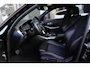 BMW 3-Serie 320i High Executive | 184 PK | Leder | Navigatie | Cruise control | Parkeersensoren | BMW 3-serie 320i High Executive met 2.0-liter viercilinder benzinemotor van 184 PK, luxe lederen bekleding en navigatiesysteem, voorzien van cruisecontrol, parkeersensoren en diverse comfort-