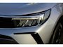 Opel Grandland 1.2-130pk Turbo GS-Line. Zeer nette, sportieve en luxe hoogzitter, slechts 43.000km ! Autm. airco dual, camera, half leder, navigatie, telefoonvoorb, Apple carplay/Android auto, lane- en side assist, cruise control, metallic lak, LM wielen etc.