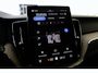 Volvo XC60 T6 Plug-in hybrid AWD Ultra Dark | Luchtvering | Panoramadak | Trekhaak | Verwarmbare voorstoelen, achterbank en stuurwiel | Head-up display | 360 graden camera | Premium audio by Harman Kardon |
