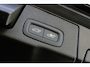 Volvo XC60 T6 Plug-in hybrid AWD Ultra Dark | Luchtvering | Panoramadak | Trekhaak | Verwarmbare voorstoelen, achterbank en stuurwiel | Head-up display | 360 graden camera | Premium audio by Harman Kardon |